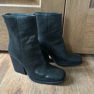 NWOT Seychelles Black heeled booties
